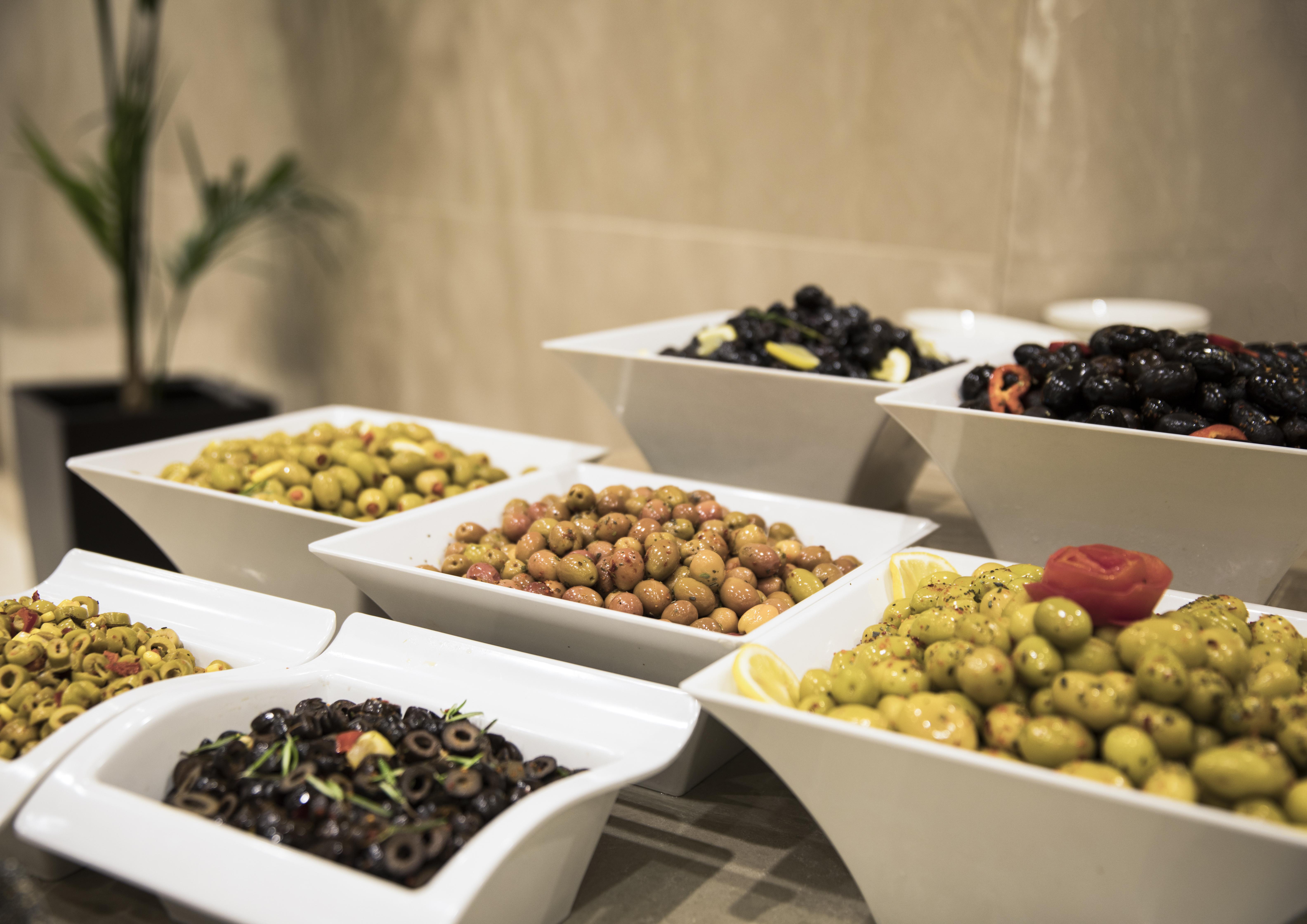 金角湾克拉丽奥酒店 伊斯坦布尔 外观 照片 A selection of olives