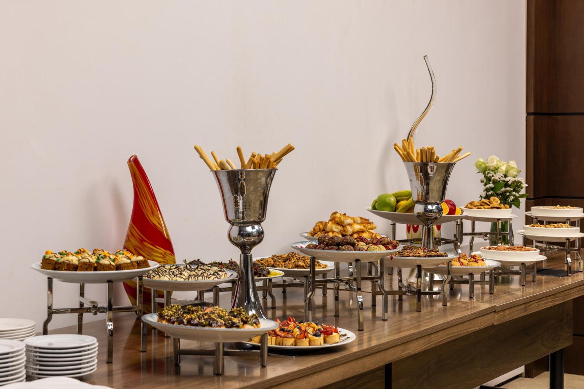 金角湾克拉丽奥酒店 伊斯坦布尔 外观 照片 A buffet