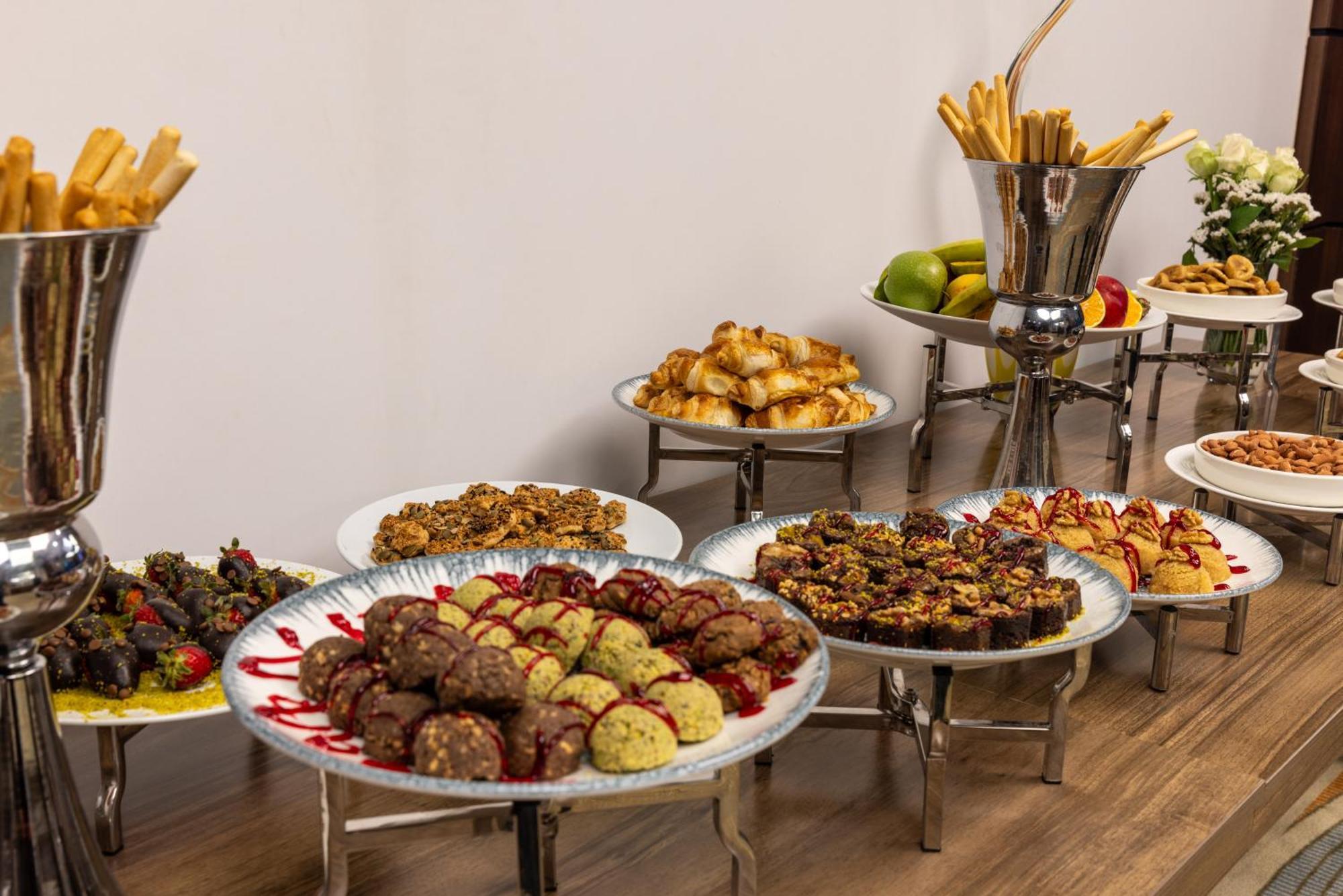 金角湾克拉丽奥酒店 伊斯坦布尔 外观 照片 A selection of Israeli desserts