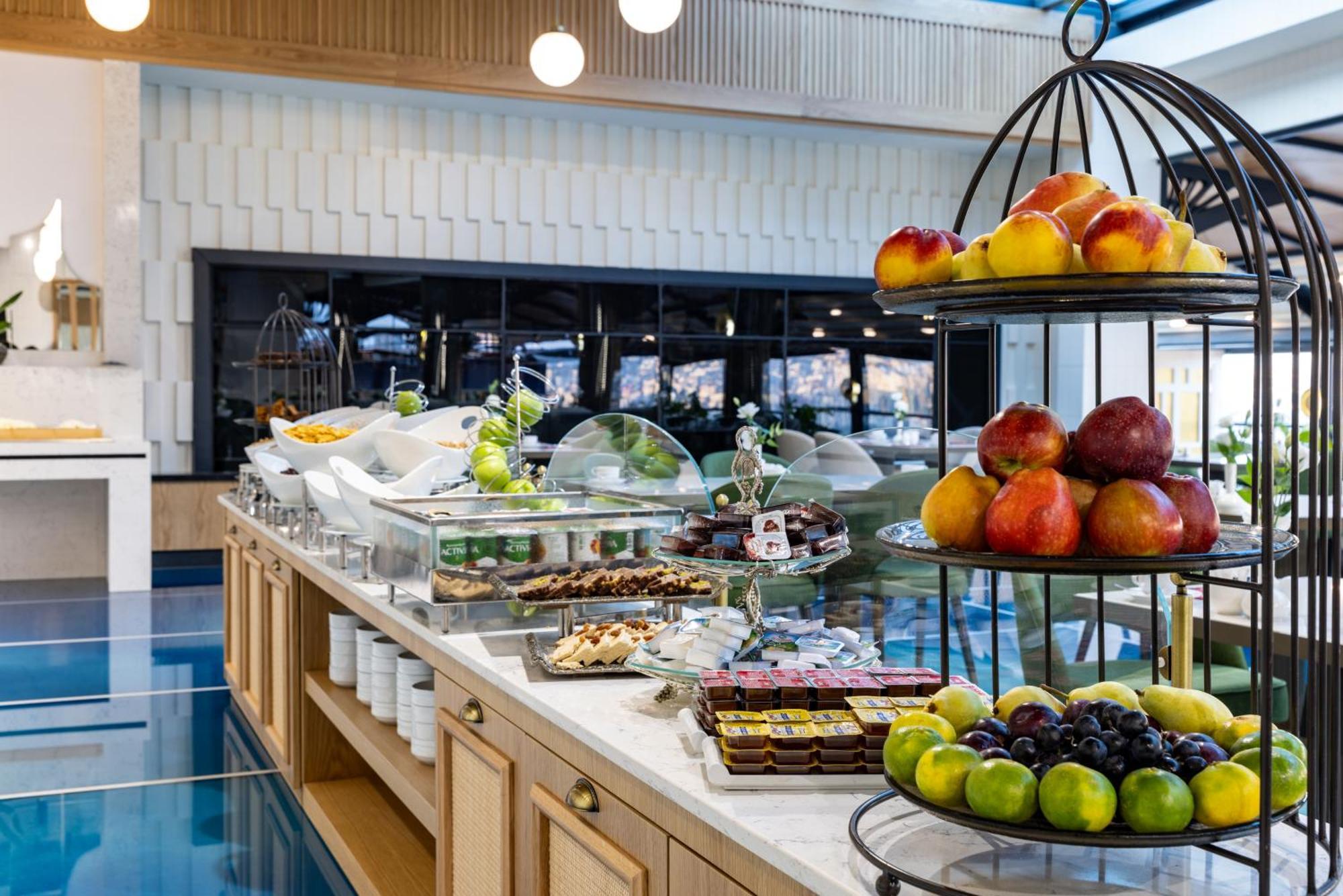 金角湾克拉丽奥酒店 伊斯坦布尔 外观 照片 A buffet at a hotel