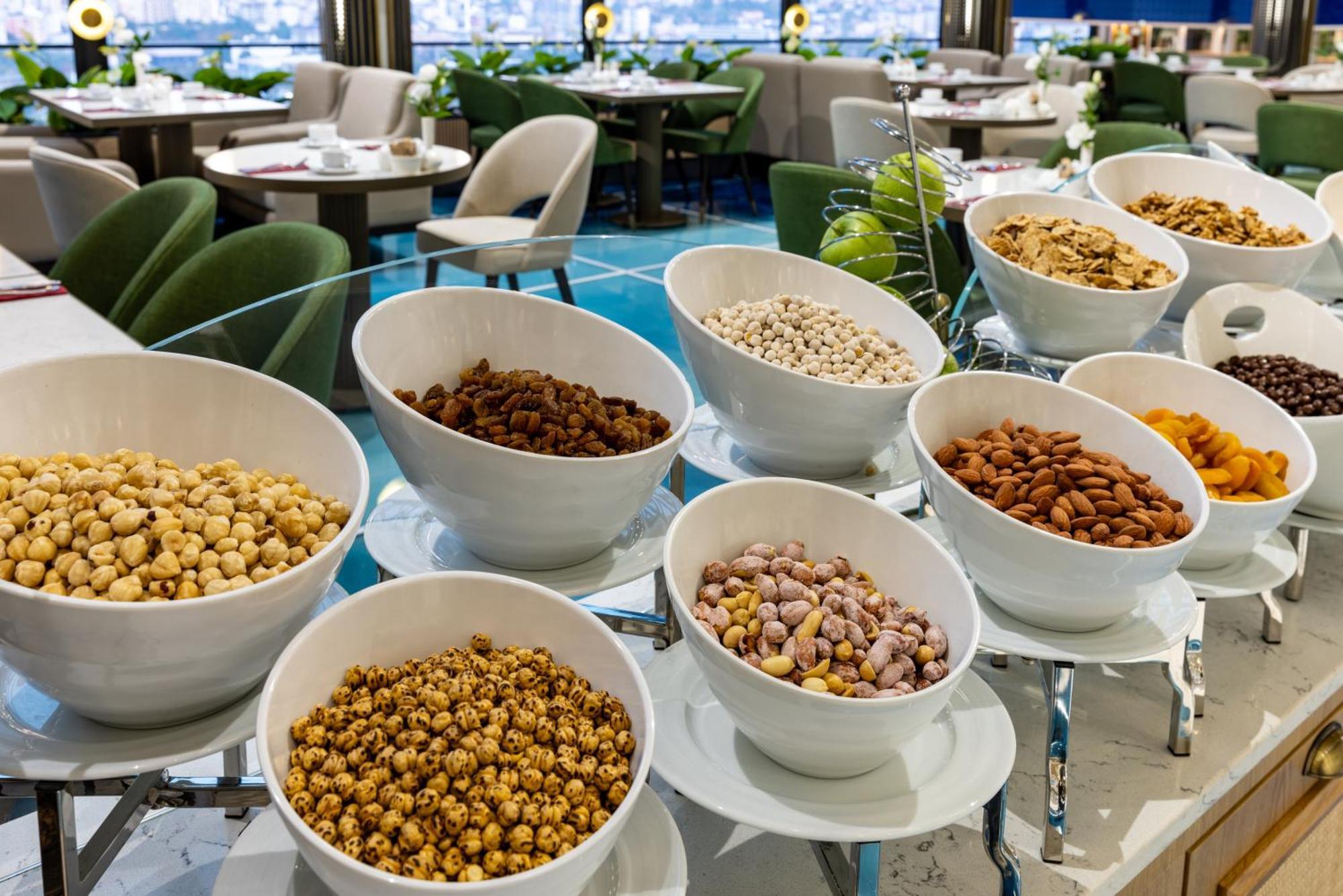 金角湾克拉丽奥酒店 伊斯坦布尔 外观 照片 A selection of nuts at a buffet