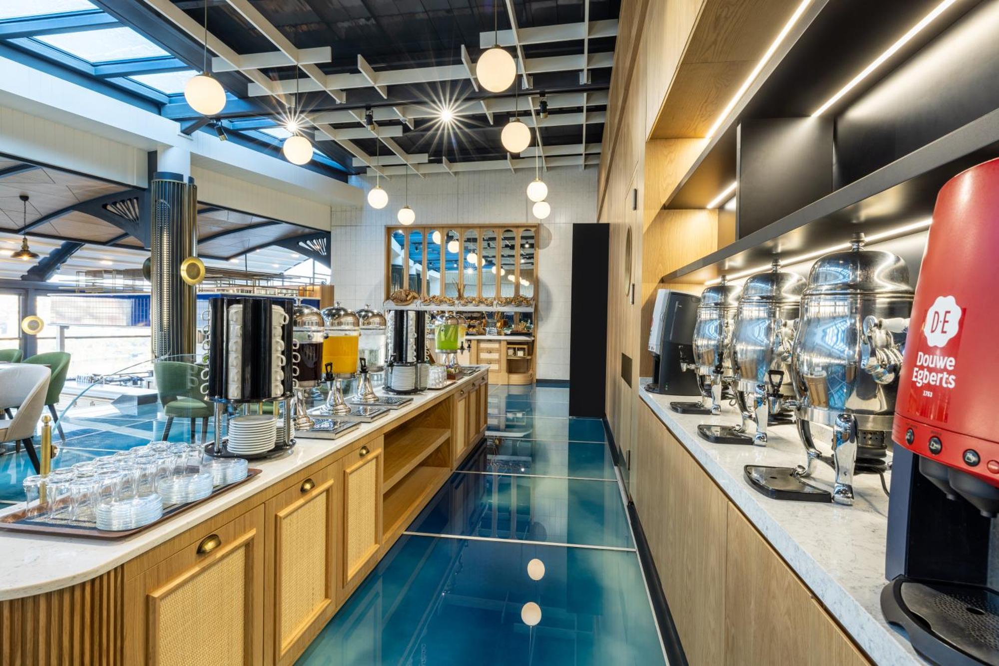 金角湾克拉丽奥酒店 伊斯坦布尔 外观 照片 The Ristretto Lab at the R. STUHL coffee headquarters in Cologne, Germany