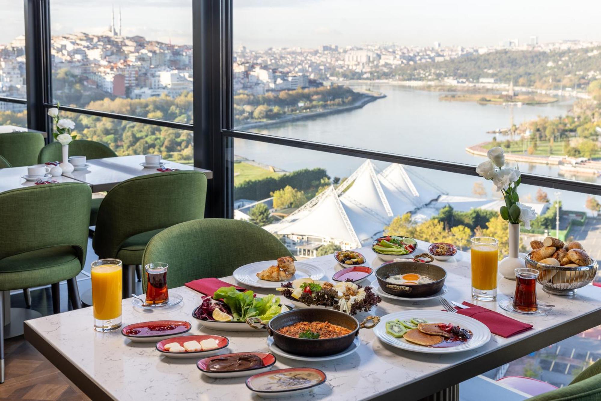 金角湾克拉丽奥酒店 伊斯坦布尔 外观 照片 Breakfast at the hotel