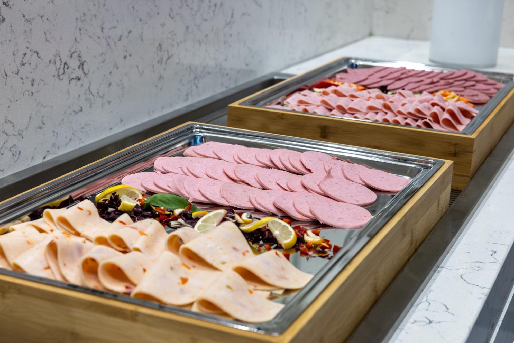 金角湾克拉丽奥酒店 伊斯坦布尔 外观 照片 A selection of cold cuts