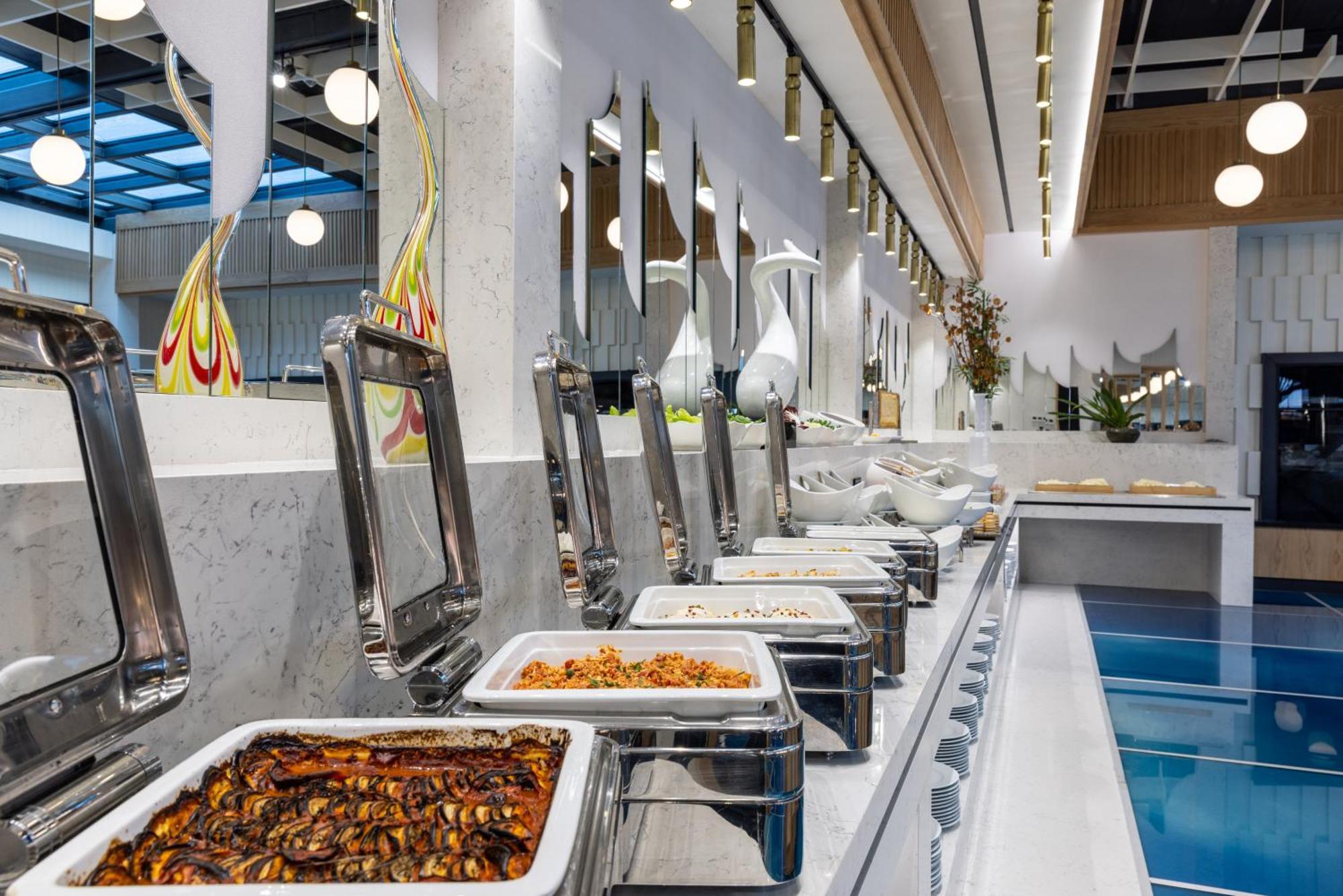 金角湾克拉丽奥酒店 伊斯坦布尔 外观 照片 A buffet at a restaurant