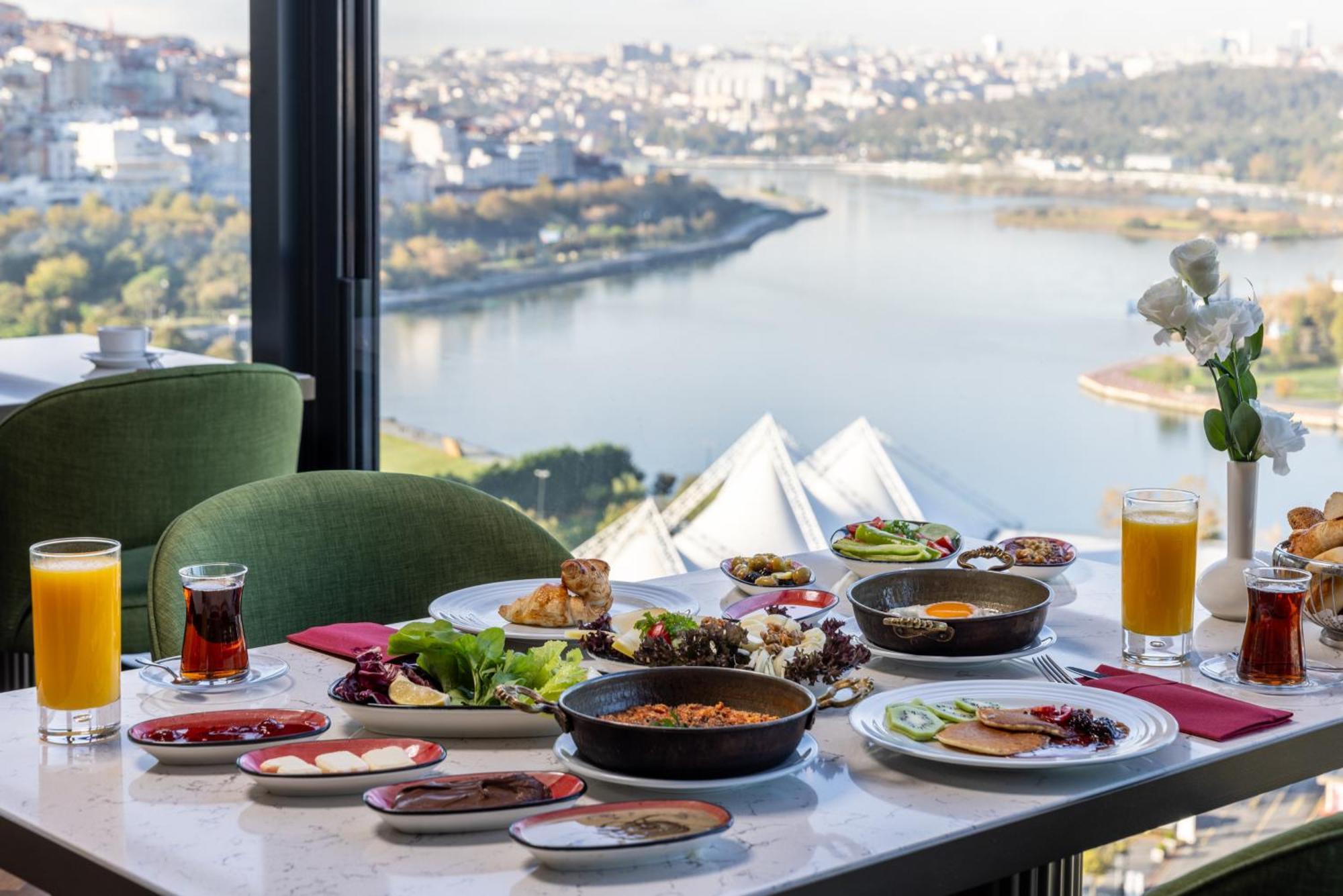金角湾克拉丽奥酒店 伊斯坦布尔 外观 照片 Breakfast at the hotel