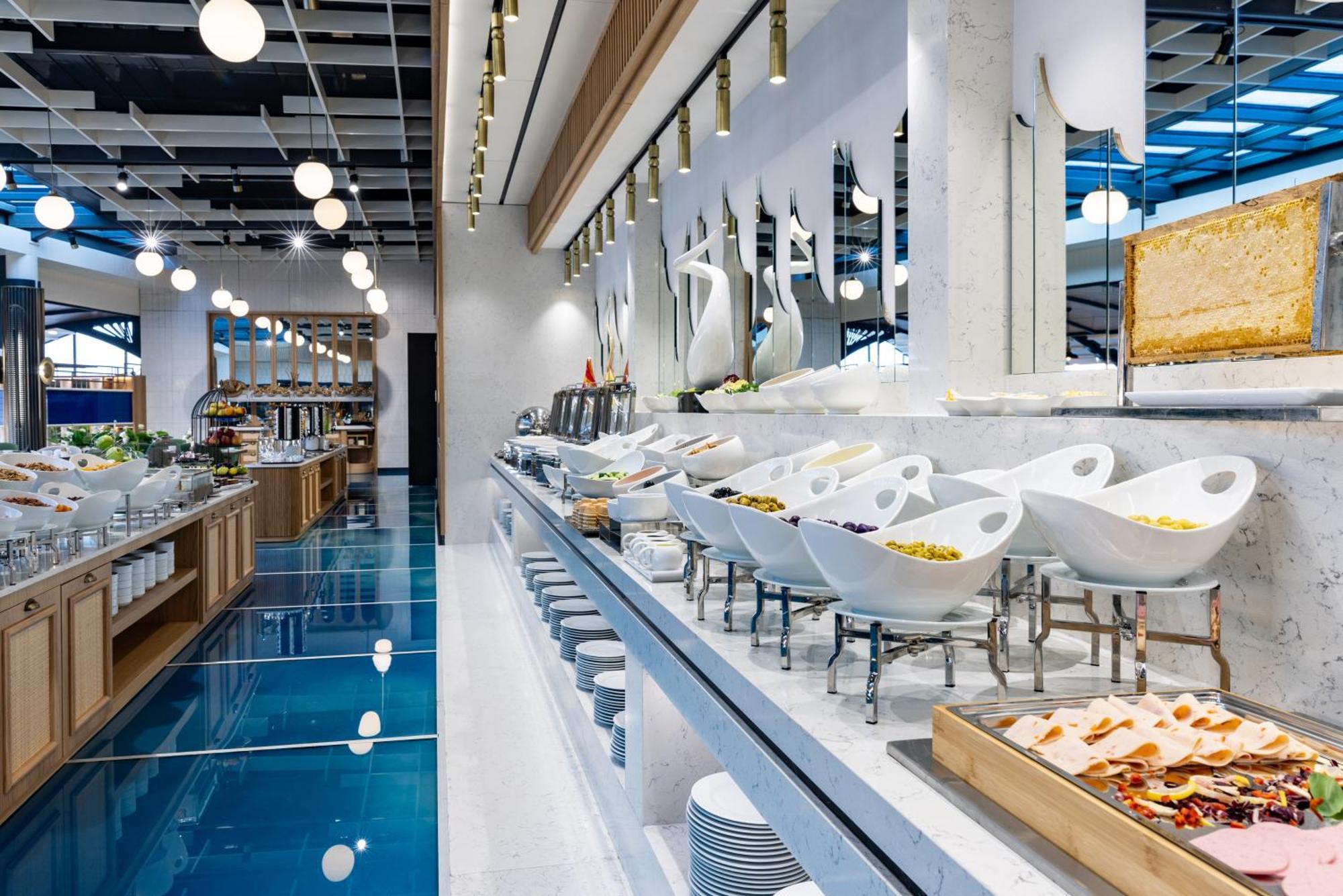 金角湾克拉丽奥酒店 伊斯坦布尔 外观 照片 The buffet at the lounge