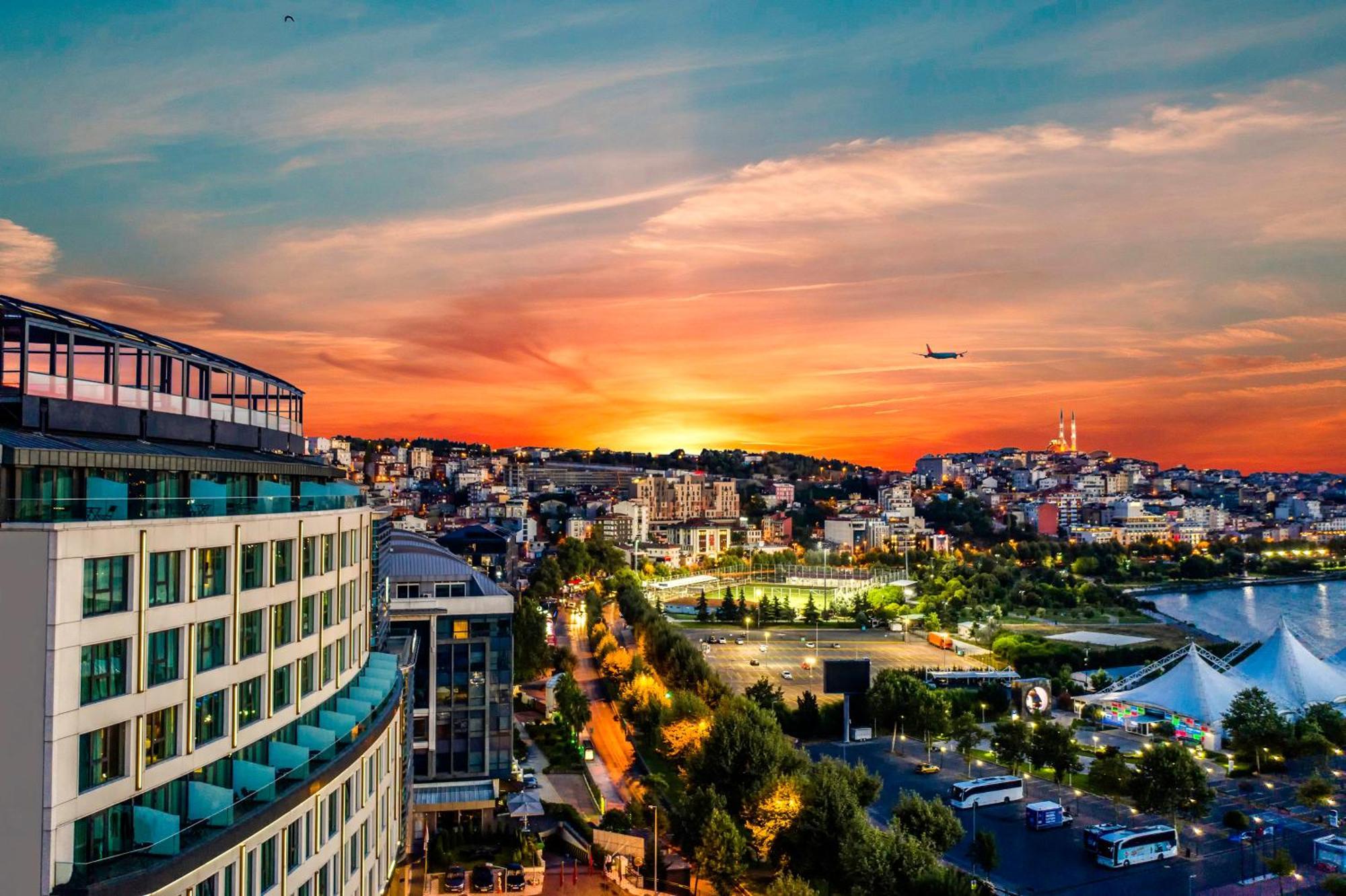 金角湾克拉丽奥酒店 伊斯坦布尔 外观 照片 Sunset over the city